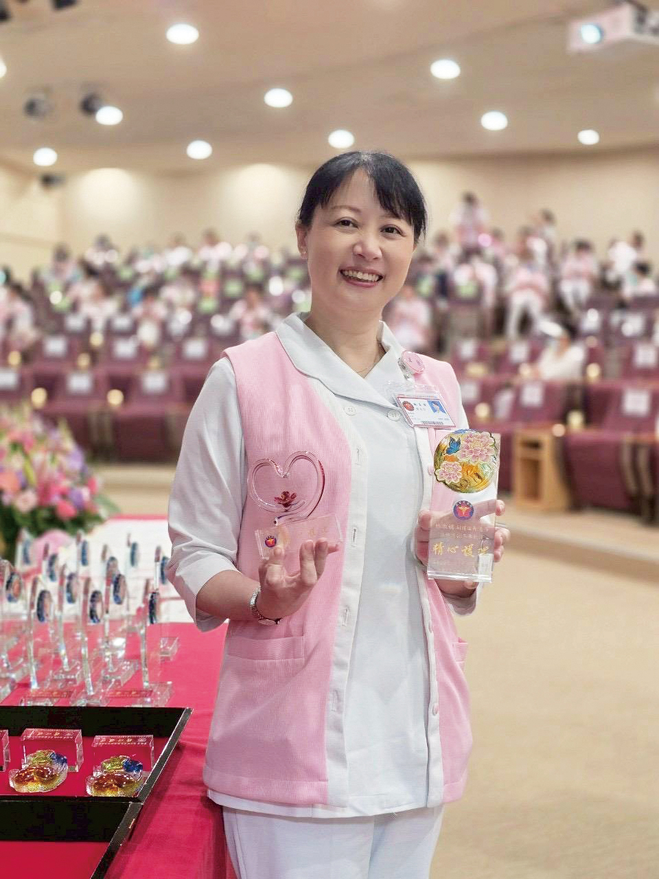 護理部主任陳美容讚許獲獎及績優人員